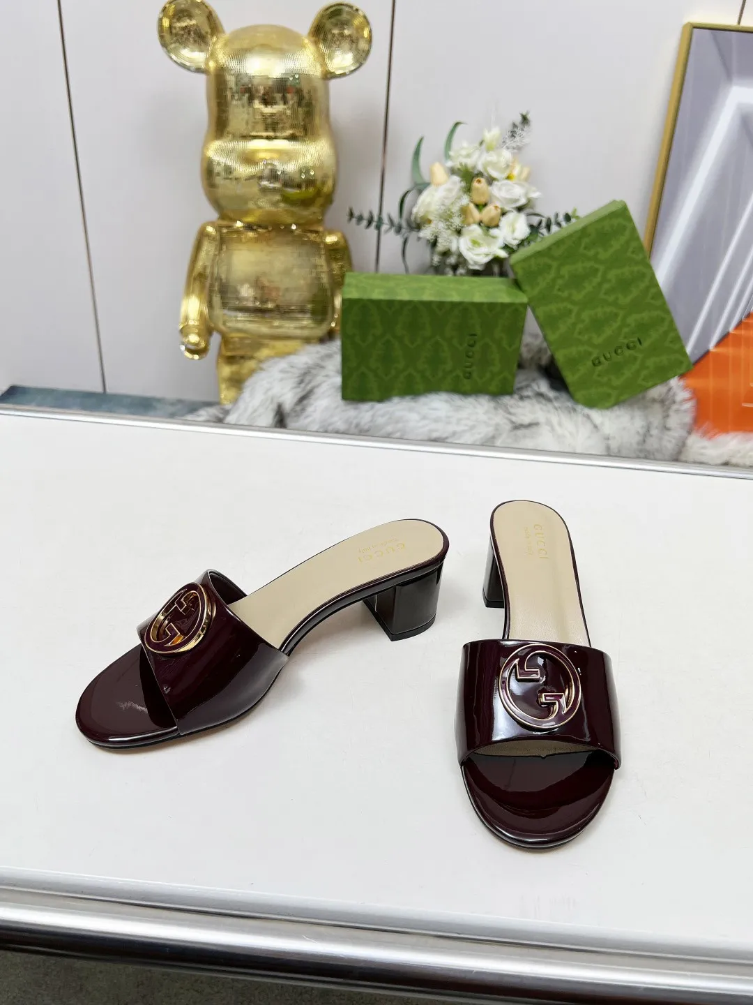 👟👟Ex-factory price 360👟👟 Genuine leather sole +40 Gucci 𝟐𝟎𝟐5 new spring and summer double G buckle round toe medium heel slippers, this G family series of slippers are so beautiful, high-end must buy~ The double G Logo is so beautiful on the feet, a classy style! The buttons have the GUCCI logo. Fabric: Cowhide Lining: Sheepskin lining Sheepskin pad Heel height: 5CM Sole: Italian genuine leather outsole Size: 35-44 [42 43 44 customized]